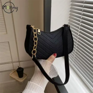 حقيبة كتف صغيرة بتصميم أنيق